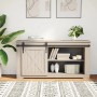 Schwarzes Mini Schiebetürbeschlag Set aus Carbonstahl an heller Schranktür. Modernes Design für Schranktüren.