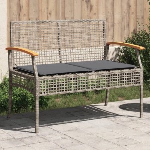 Graue furnicato Gartenbank aus Polyrattan mit Akazienholz-Armlehnen und dunklen Kissen.