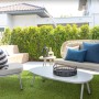 Grüner Primaflor Kunstrasen Arizona als Rasenteppich im Garten mit Gartenmöbeln.