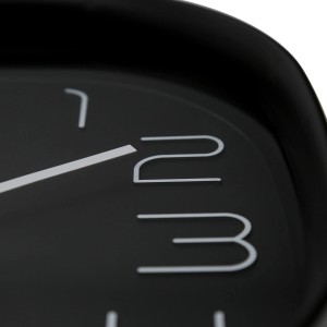 Detailaufnahme: Schwarze Wall-Art Wanduhr mit runden Ecken und weißen Ziffern.