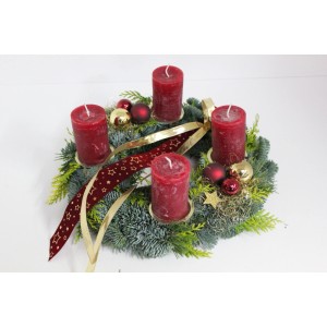 Adventskranz Mixgrün mit 4 roten Kerzen, goldenen Bändern und Kugeln, Durchmesser 35 cm.