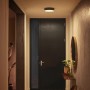 Schwarze Philips Hue Enrave S Deckenleuchte White Ambiance im Flur mit Dimmer.