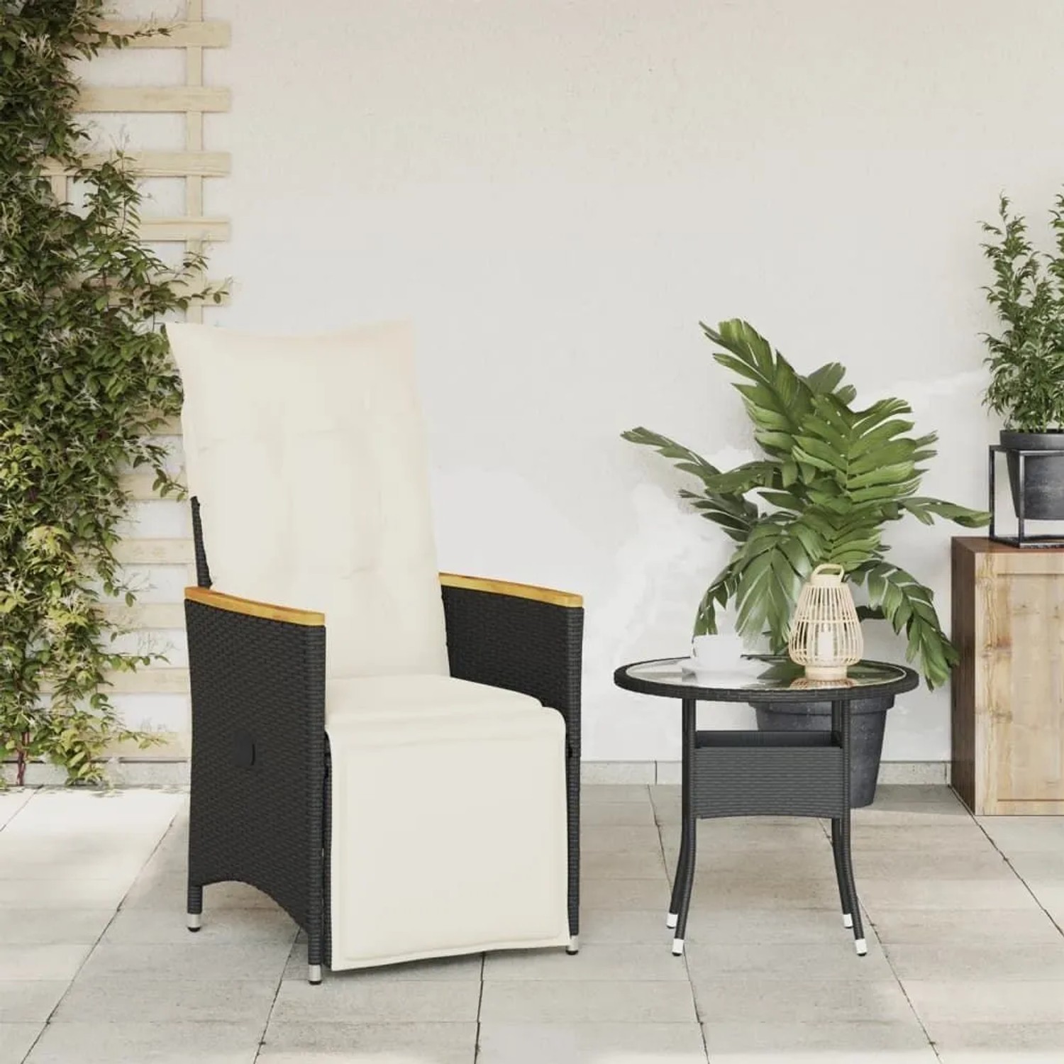 Verstellbarer, schwarzer vidaXL Gartensessel aus Rattan mit cremefarbenen Kissen.