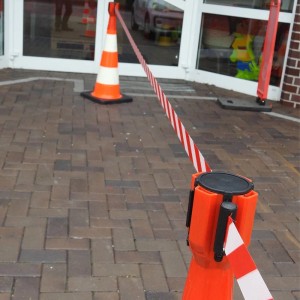 UvV Absperrset mit 2 Leitkegeln (75cm, orange) und Absperrband (5m, rot-weiß)
