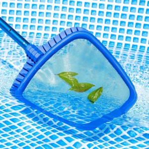 Amapool Reinigungsset: Blauer Kescher mit Blättern im Poolwasser.