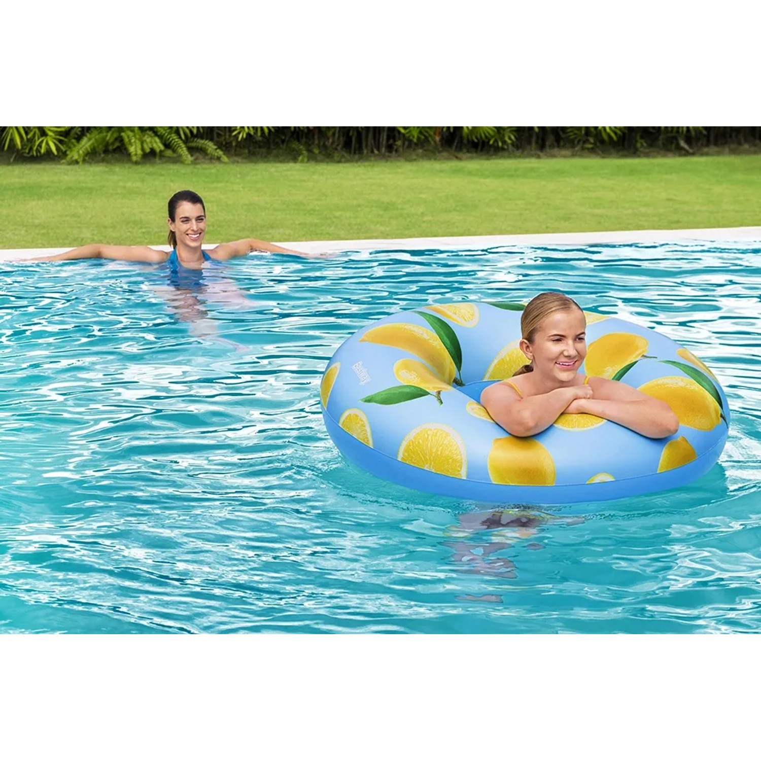 Bestway Schwimmring Zitrone, Ø 106 cm, mit Mädchen im Pool.
