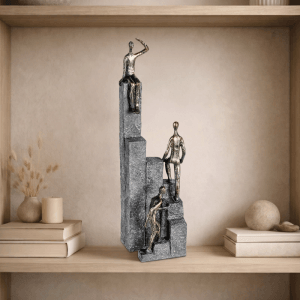 Gilde Skulptur Climbing: Drei bronzefarbene Figuren erklimmen eine graue, gestufte Kunstharz-Struktur. Dekorative Figur, 39 cm.