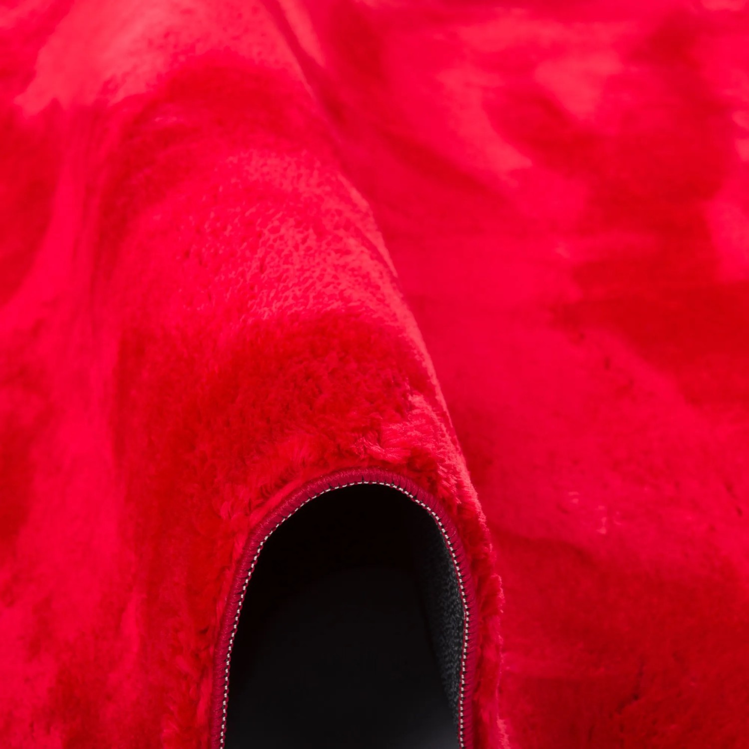 Detailaufnahme: Roter Pergamon Luxus Fellteppich (80x150cm), super soft und flauschig.