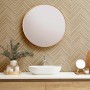 Beige Vliestapete mit modernem Fischgrätmuster in Holzoptik im Badezimmer.