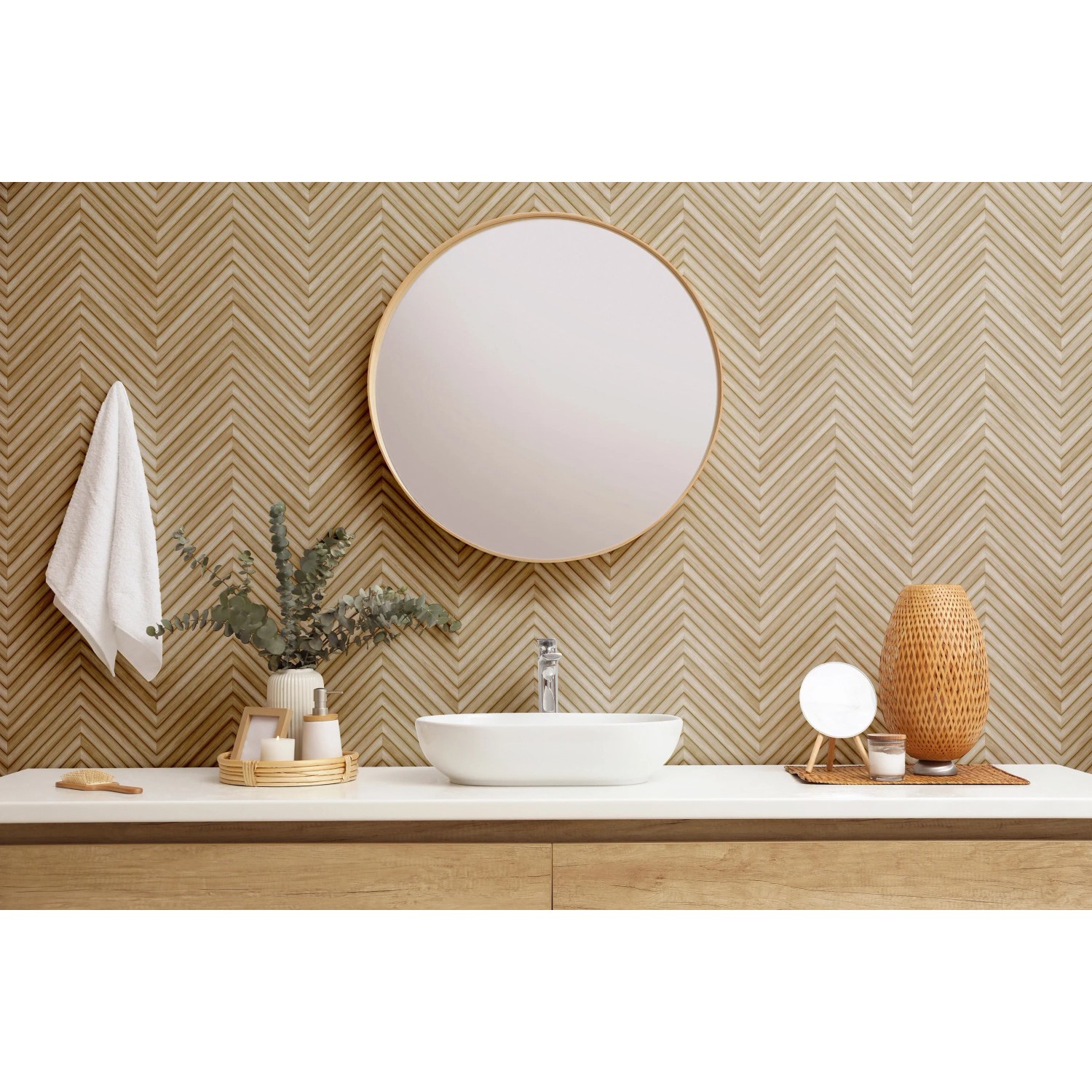 Beige Vliestapete mit modernem Fischgrätmuster in Holzoptik im Badezimmer.