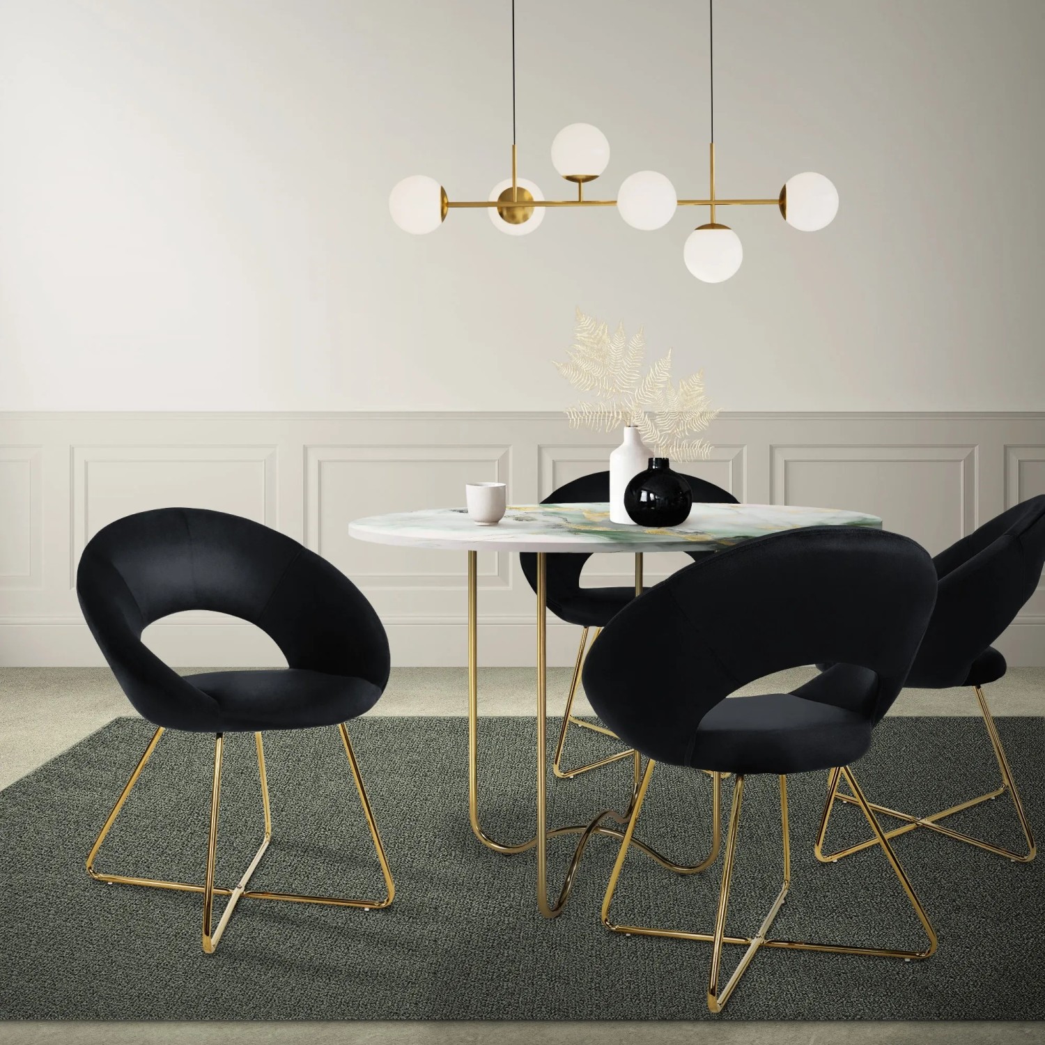 Schwarzer ML-Design Esszimmerstuhl aus Samt mit runder Lehne und goldenem Gestell.