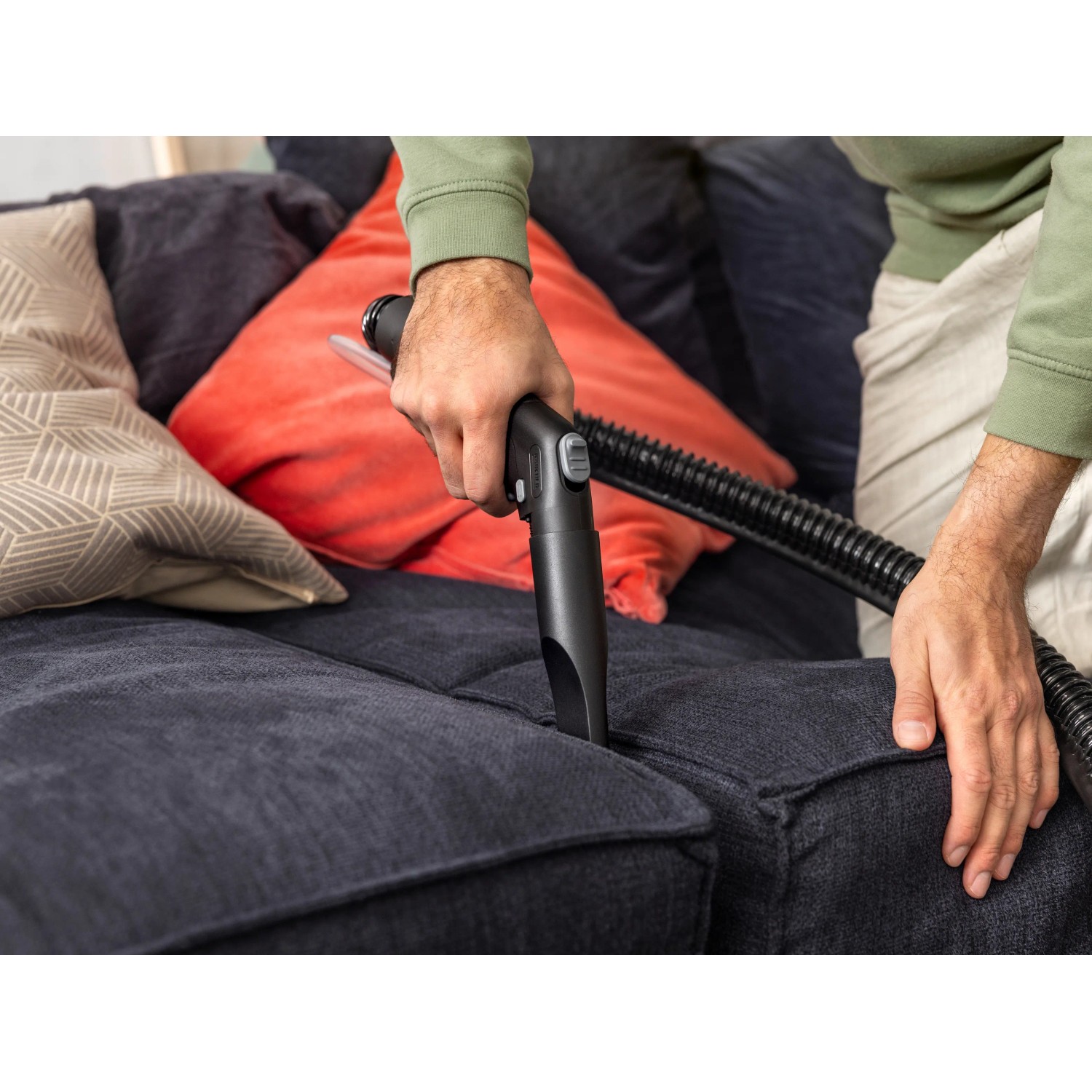 Kärcher Waschsauger SE 4 in Aktion: Polsterreinigung mit dem Nass- & Trockensauger.