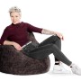 Frau sitzt entspannt im anthrazitfarbenen Sitting Point Sitzsack Fluffy 220 l.