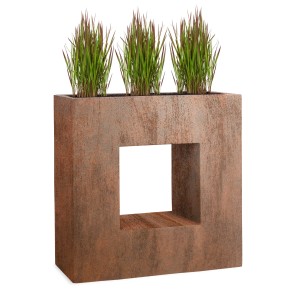 Rechteckiger Pflanzwerk Pflanzkübel Vista Premium in Rostoptik, 66 cm hoch, bepflanzt.