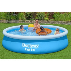 Blauer Bestway Fast Set Aufstellpool im Garten mit Familie beim Badespaß. Rund, Ø 366x76 cm.