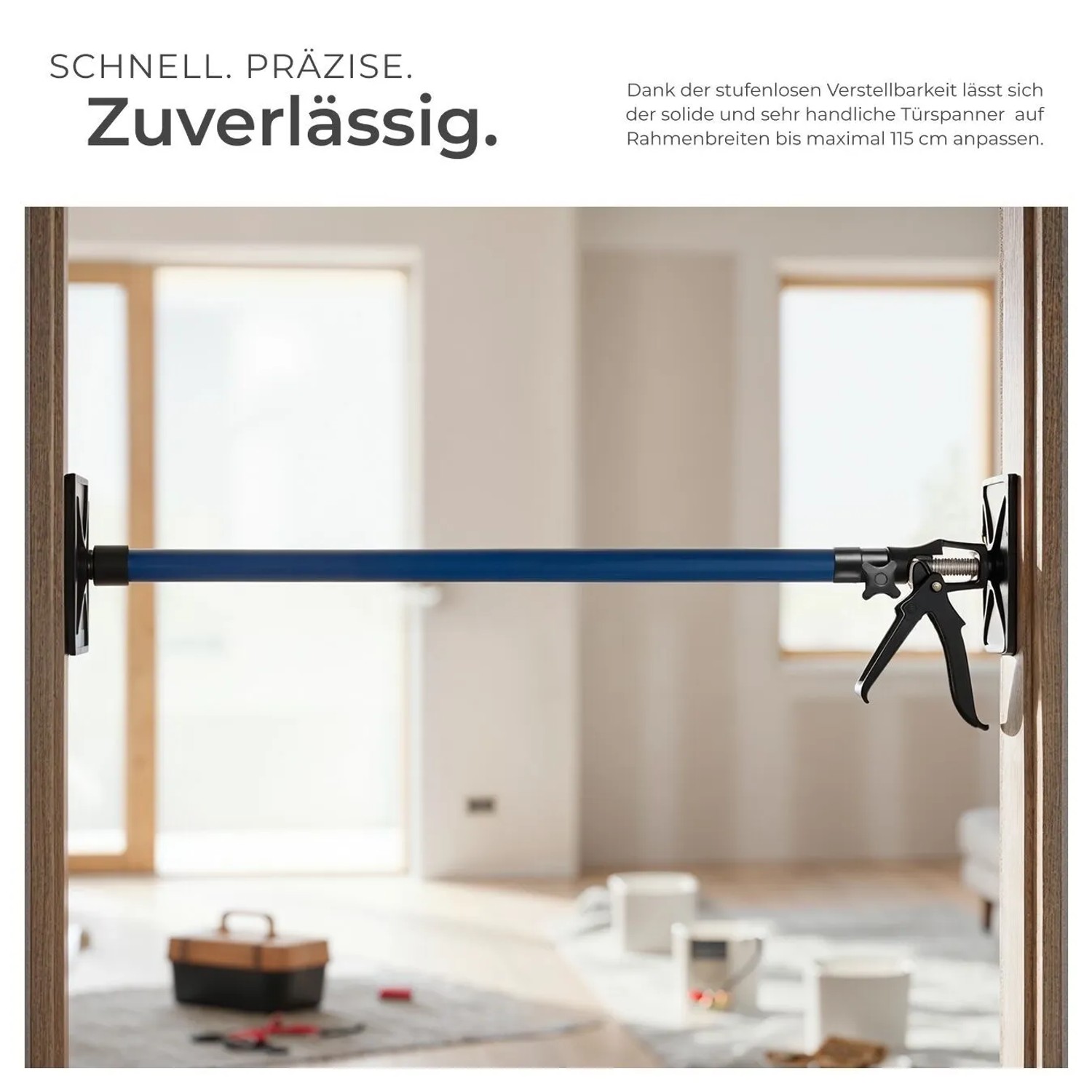 Tectake Türspanner 4er-Set im Einsatz: Blaue Teleskopstange zwischen Türrahmen fixiert.
