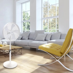 Weißer Vasner Standventilator Ventury S aus Metall, höhenverstellbar mit Oszillation im Wohnraum.