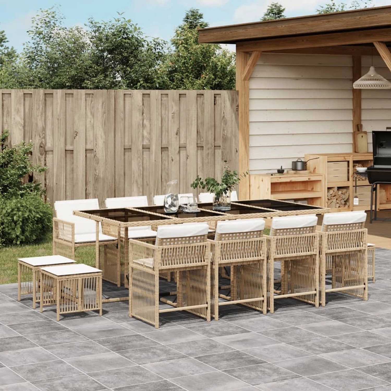 13-tlg. Garten Essgruppe aus Poly Rattan in Beige mit Tisch, Stühlen, Hockern und Kissen.