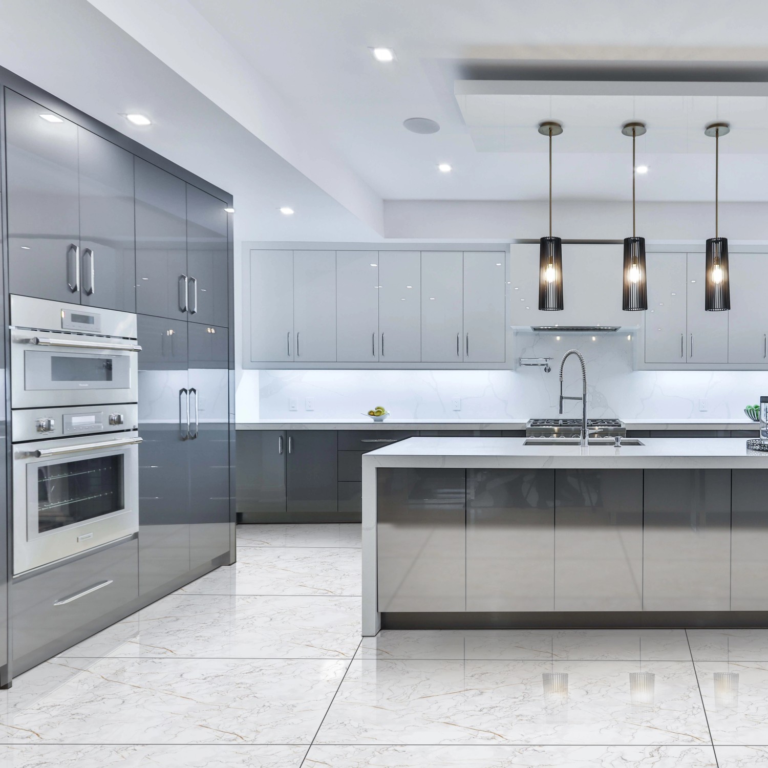 Verlegte, polierte Bodenfliese Wave Feinsteinzeug Marmor White 60x120 cm in moderner Küche.