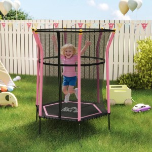 Fröhliches Kind springt in rosa HOMCOM Bodentrampolin mit Sicherheitsnetz im Garten. Ideal für Spielspaß.