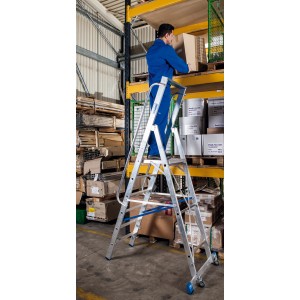 Krause Stufen-Stehlleiter mit Plattform, 7 Stufen, im Einsatz in Lagerhalle.