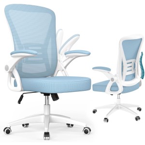 Blauer ergonomischer Bürostuhl mit Mesh-Rückenlehne, klappbaren Armlehnen und Rollen.
