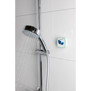 Easymaxx LED-Wasserspartimer in Weiß neben laufender Dusche an Wand befestigt.