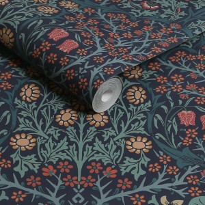 William Morris Blackthorn Vliestapete mit floralem Muster in Blau, Orange und Grün.