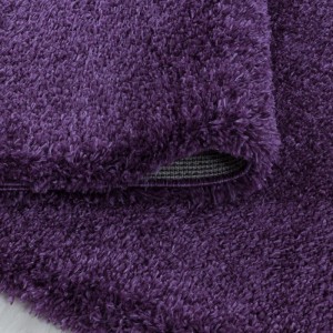 Nahaufnahme: Ayyildiz Hochflorteppich Fluffy 3500 in Violett, runder Shaggy Teppich.