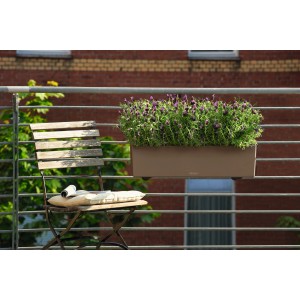 Lechuza Balconera Color 80 Muskat Blumenkasten mit Lavendel auf einem Balkon.