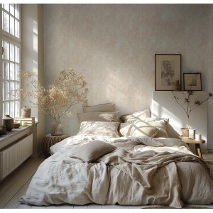 Schlafzimmer mit A.S. Creation Vliestapete Struktur Creme-Metallic und Bett mit Kissen.