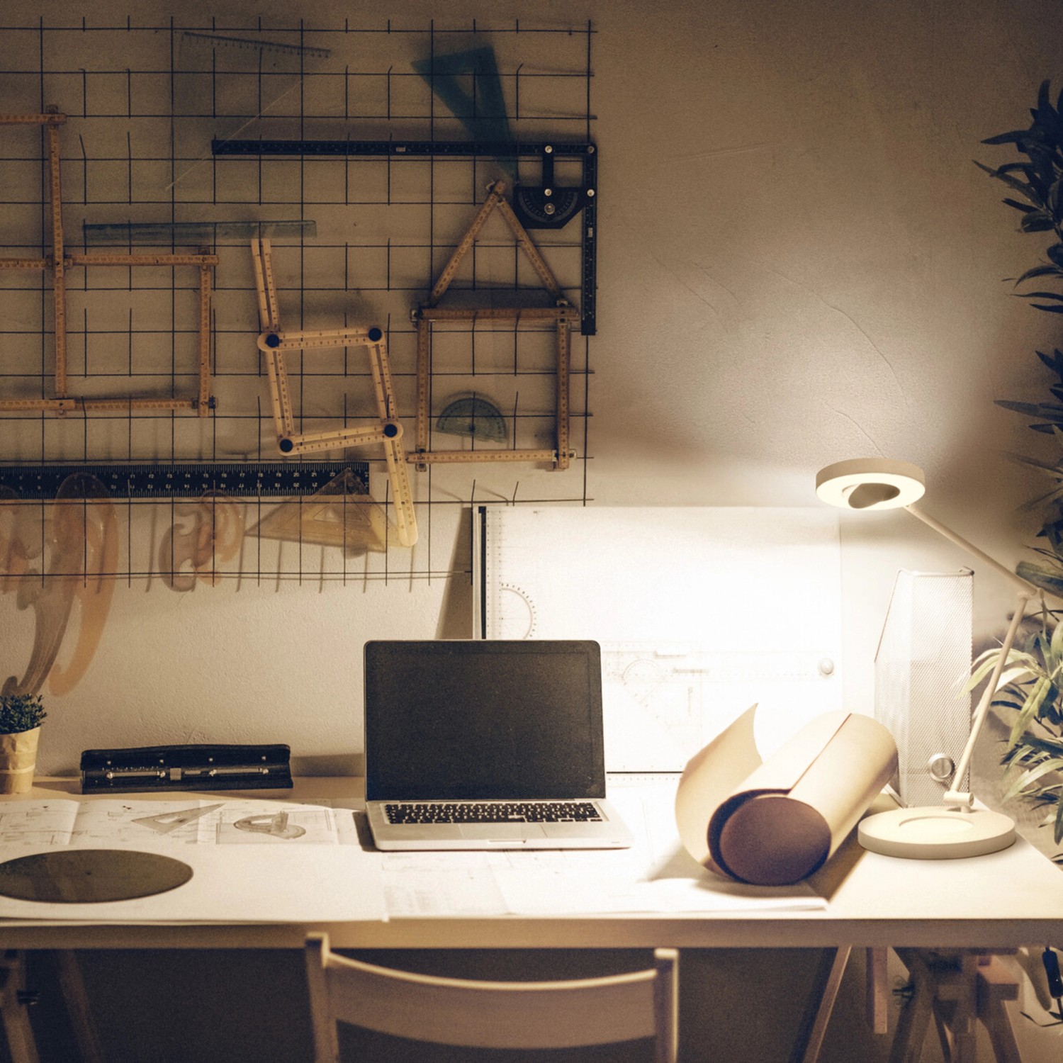 Weiße Ledvance Sun@Home Smart+ Tischlampe (70 cm) auf Schreibtisch mit Laptop und Büro-Utensilien.