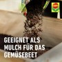 Compo Bio Gemüse- und Hochbeetmulch wird aus einer Tüte in ein Hochbeet gegossen.