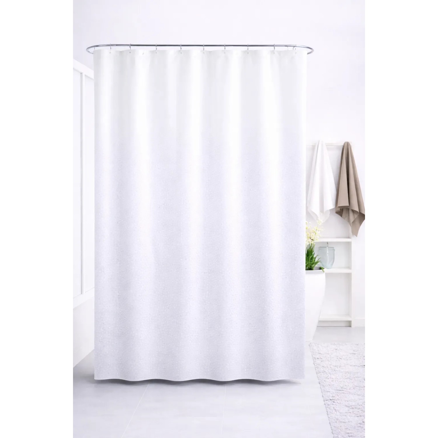 Weißer Euroshowers Duschvorhang mit Ringen und Metallösen im Badezimmer.