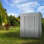Globel Metall-Gerätehaus Skillion 64, silber metallic, im Garten.