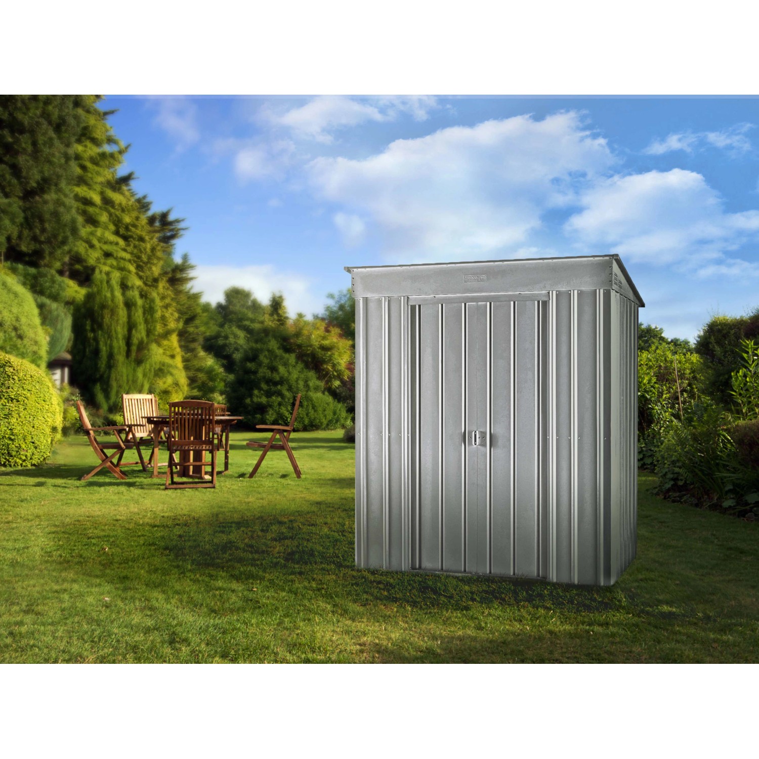 Globel Metall-Gerätehaus Skillion 64, silber metallic, im Garten.