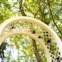 Weißer KHW Rosenbogen mit Pflanzkasten, Rankhilfe für Kletterpflanzen im Garten.