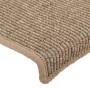 Dunkelbeige Stufenmatte mit rechteckigem Rand. Detailansicht der gewebten, rutschfesten Teppich-Textur.