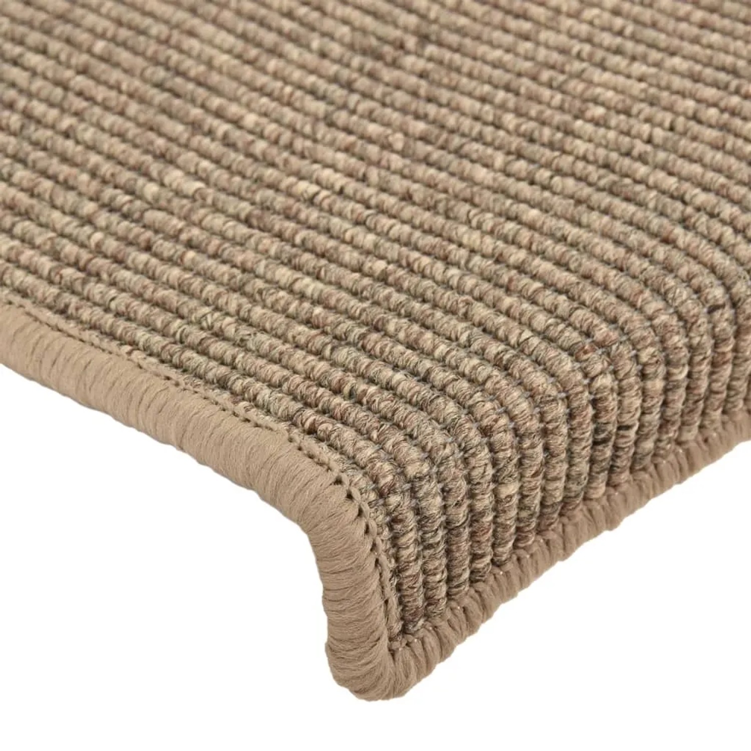 Dunkelbeige Stufenmatte mit rechteckigem Rand. Detailansicht der gewebten, rutschfesten Teppich-Textur.