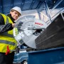 Bosch Professional GCD 18V-355 Metalltrennsäge beim Schneiden eines Metallprofils.