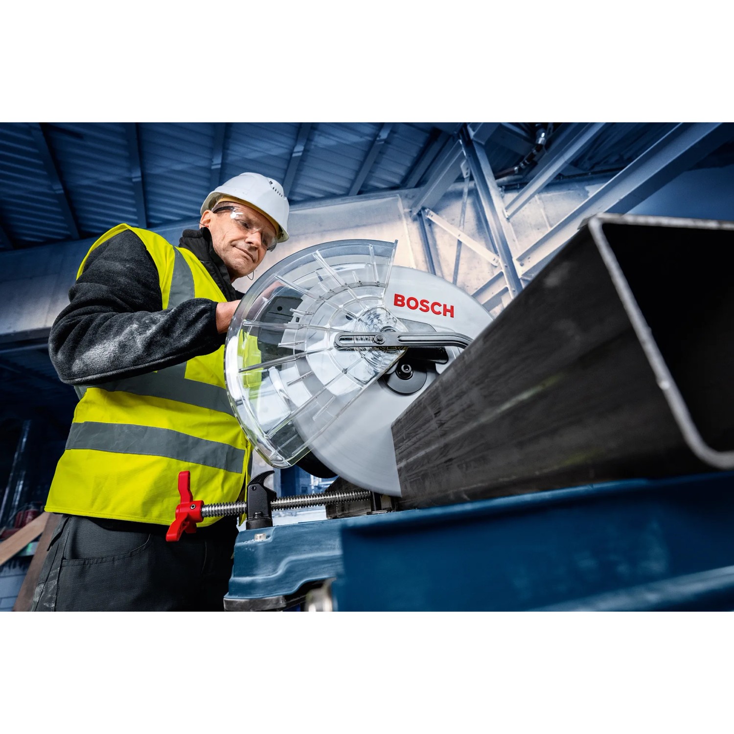 Bosch Professional GCD 18V-355 Metalltrennsäge beim Schneiden eines Metallprofils.