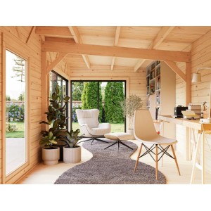 Innenansicht: Palmako Holz-Gartenhaus mit Pultdach, eingerichtet als Büro/Wohnraum mit Möbeln und Pflanzen.