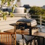 Enders Elektrogrill eUrban Pro 2 Turbo Mobil auf Tisch mit Seitenablagen auf Balkon.