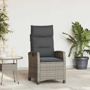 Grauer Poly Rattan Gartensessel mit dunklen Kissen und integriertem Beistelltisch auf Terrasse. Verstellbarer Relaxsessel.