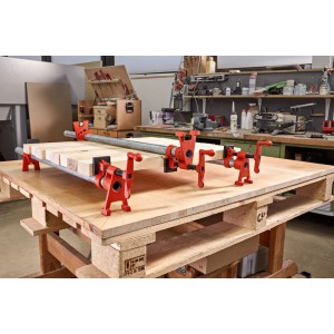 Bessey Rohr-Schraubzwinge BPC-H34 im Einsatz auf Werkbank zum Verleimen von Holz.