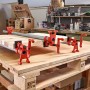 Bessey Rohr-Schraubzwinge BPC-H34 im Einsatz auf Werkbank zum Verleimen von Holz.