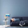 Wohnraum in Horizontblau: Wandgestaltung mit Schöner Wohnen Designfarbe, kombiniert mit Sofa und Teppich.