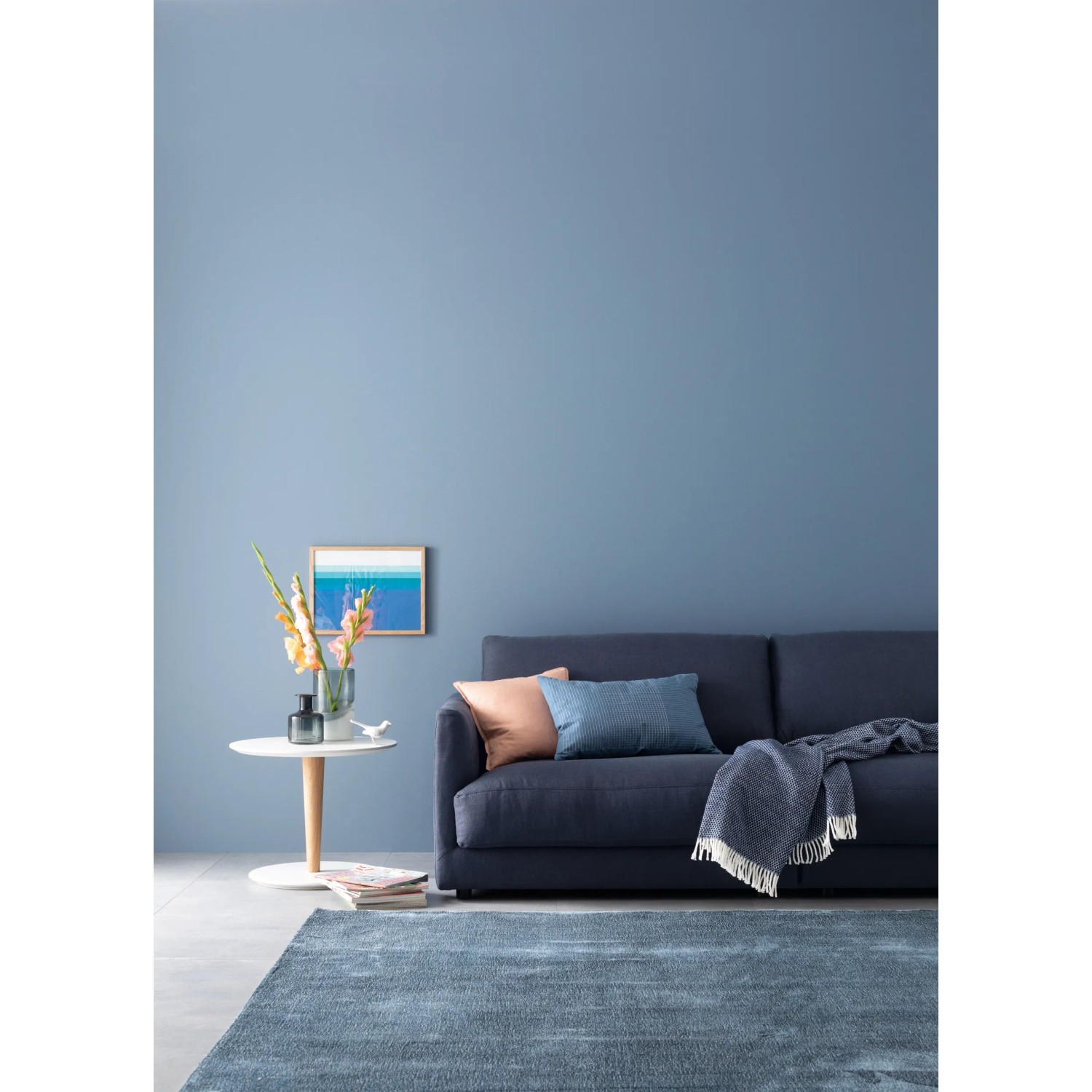 Wohnraum in Horizontblau: Wandgestaltung mit Schöner Wohnen Designfarbe, kombiniert mit Sofa und Teppich.