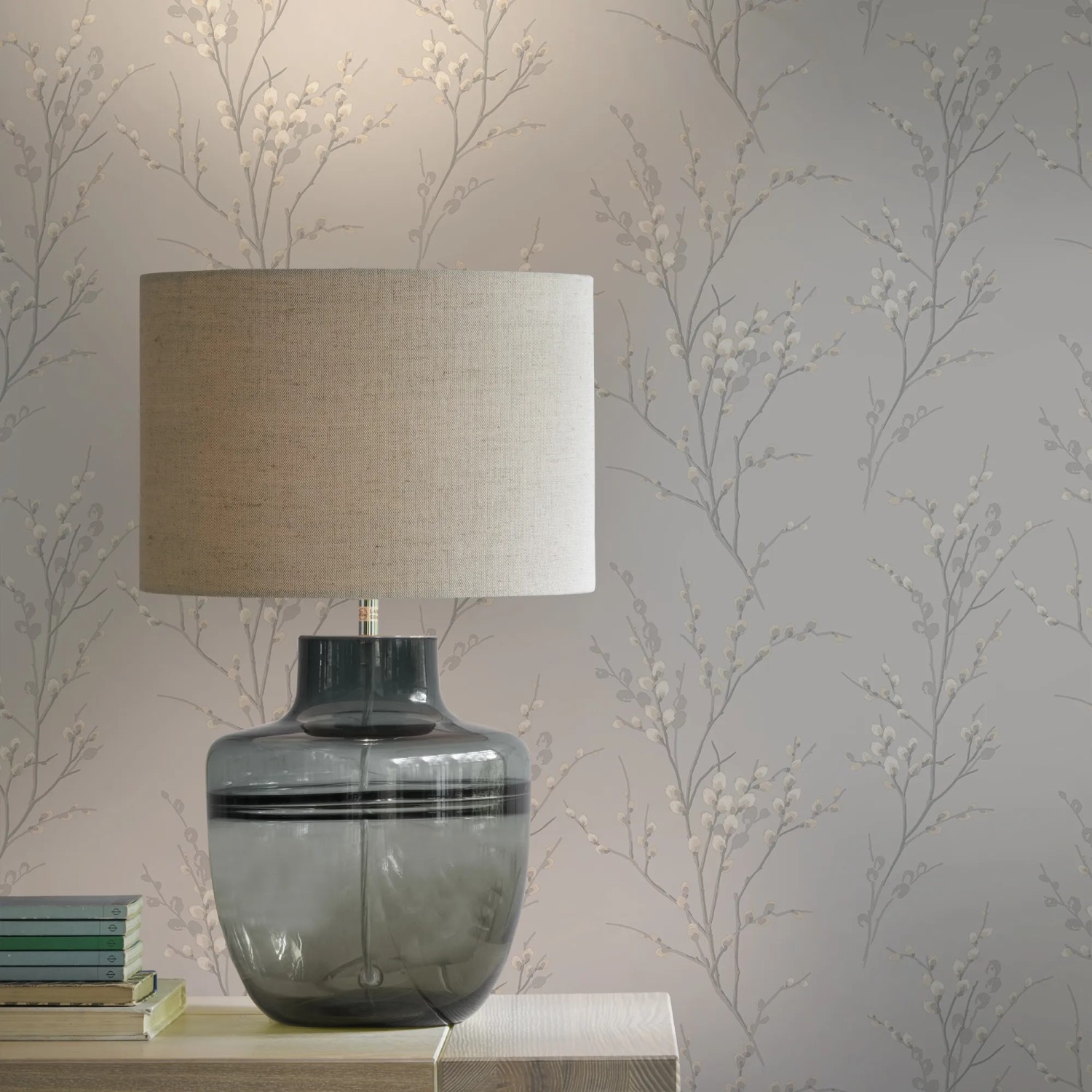 Laura Ashley Vliestapete Pussy Willow Dove Grey mit Weidenkätzchen-Muster.
