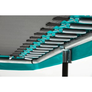 Detailaufnahme Federn und Rahmen des grünen Salta Comfort Trampolins.